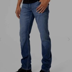 NWT Medium indigo Wash Straight Comfort Jeans